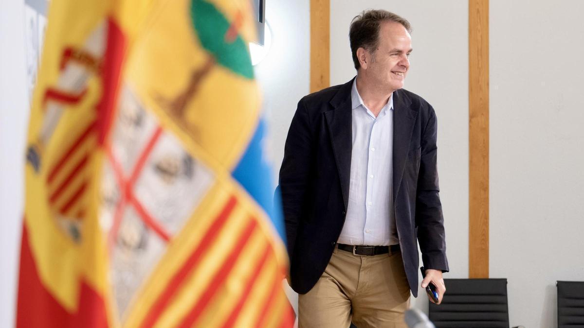 El consejero de Hacienda, Roberto Bermúdez de Castro, entra a la sala de prensa tras el Consejo de Gobierno.
