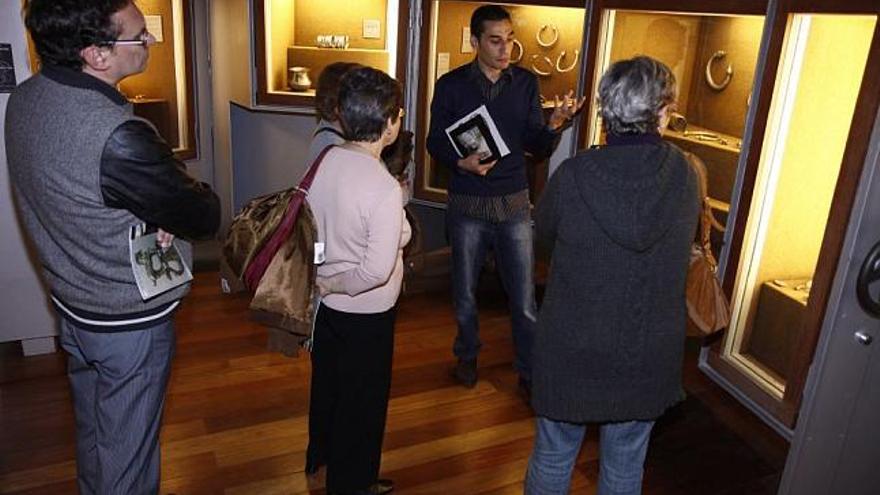 Un guía del Museo de Zamora explica el tesoro de Arrabalde a varias personas.