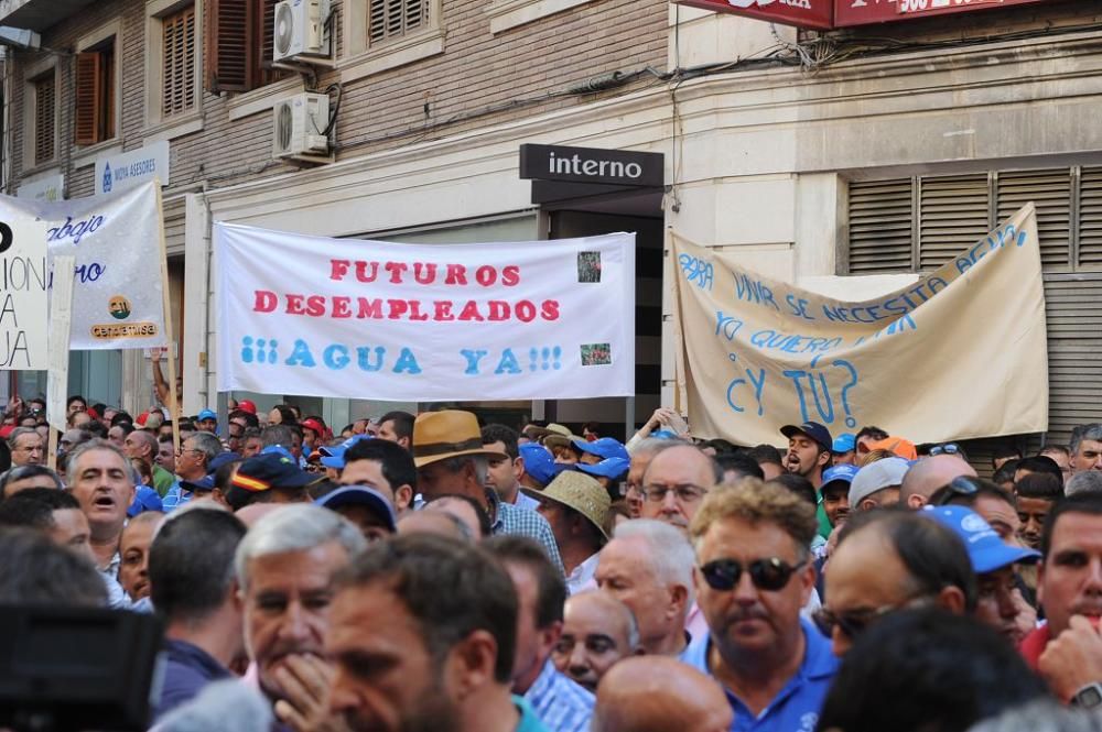 Gran protesta de los agricultores frente a la CHS