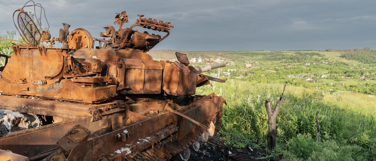 Un tanque ruso destruido en la región de Donetsk.