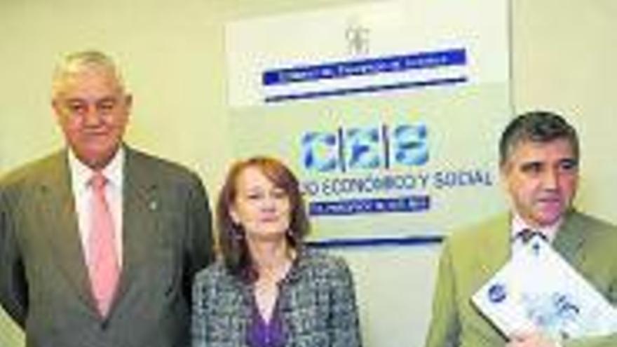 Nicolás Álvarez, presidente del CES, Aída Fernández, coordinadora del informe, y Ruperto Iglesias.