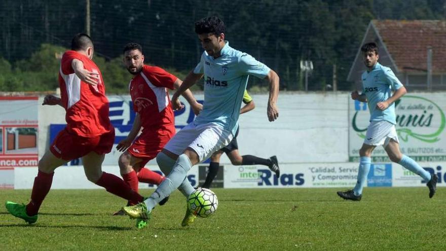 Un jugador del Villalonga conduce el balón ante dos futbolistas del Castro durante el encuentro de ayer. // Noé Parga