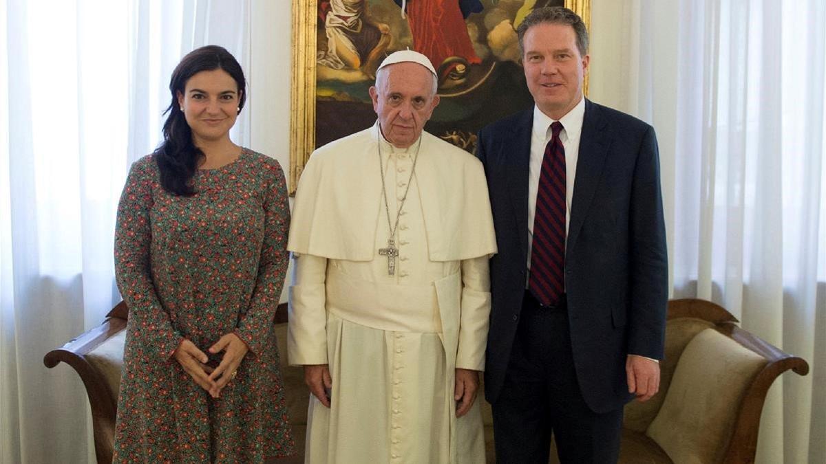 Paloma García Ovejero y Greg Burke, con el papa Francisco.