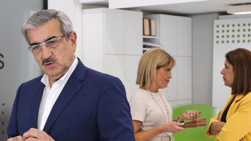 Román Rodríguez, en la sede de NC, con Esther González (izquierda) y Carmen Hernandez..