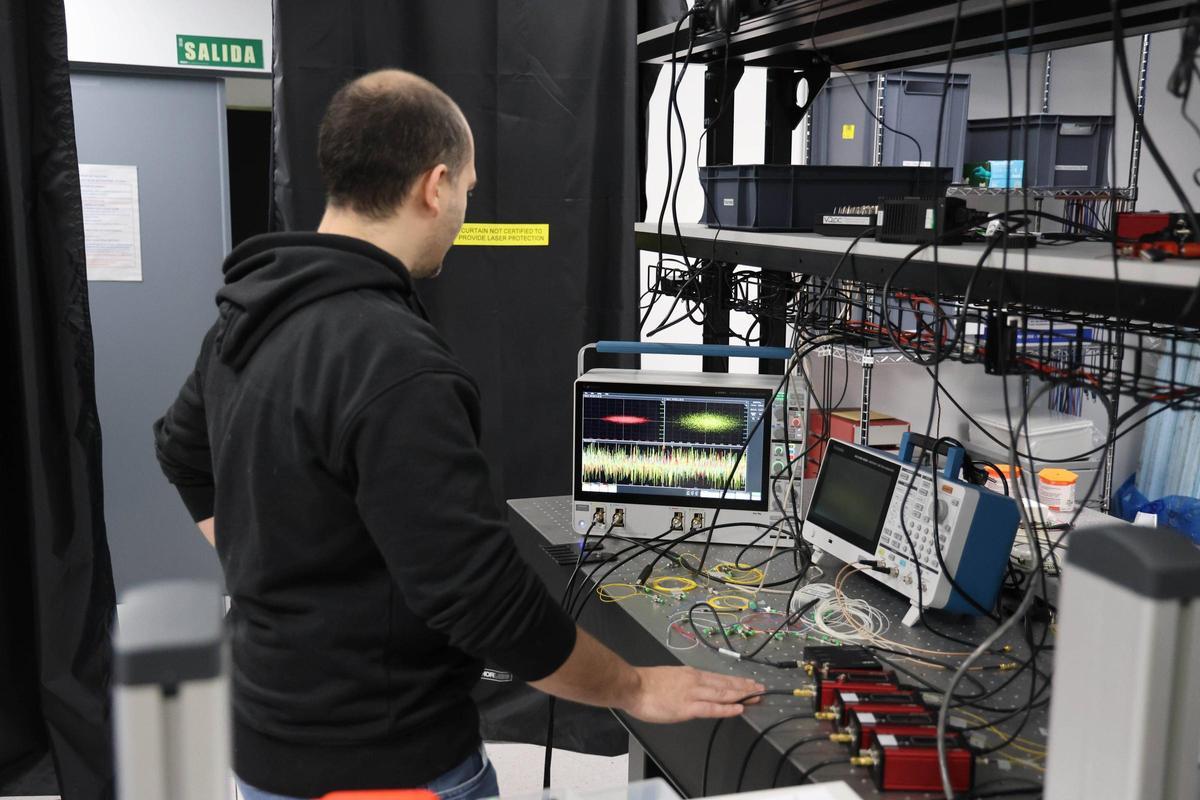 Laboratorio de Tecnología en Comunicaciones Cuánticas.