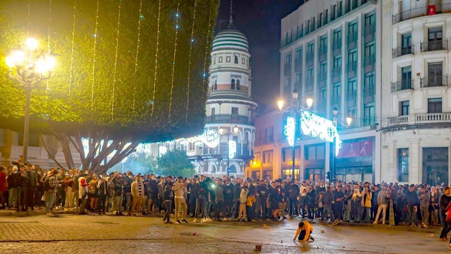 Personas tirando petardos en la noche de fin de año en la Plaza de San Francisco.