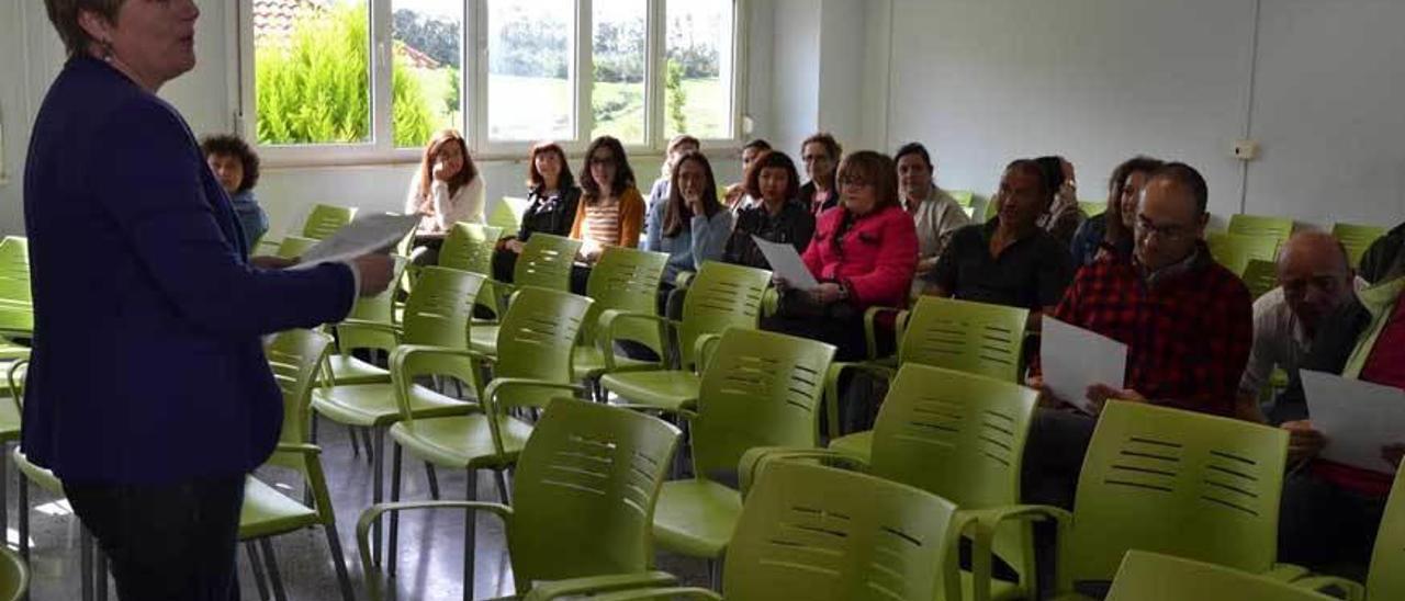 La jefa de estudios del instituto de Luces, Marisol Martínez, entrega los horarios a los profesores, ayer.