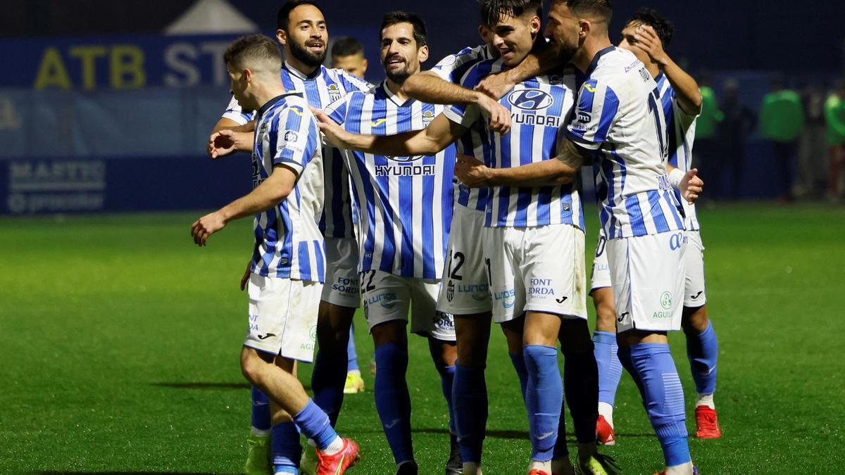 Los jugadores del Baleares celebran uno de los goles frente al Getafe