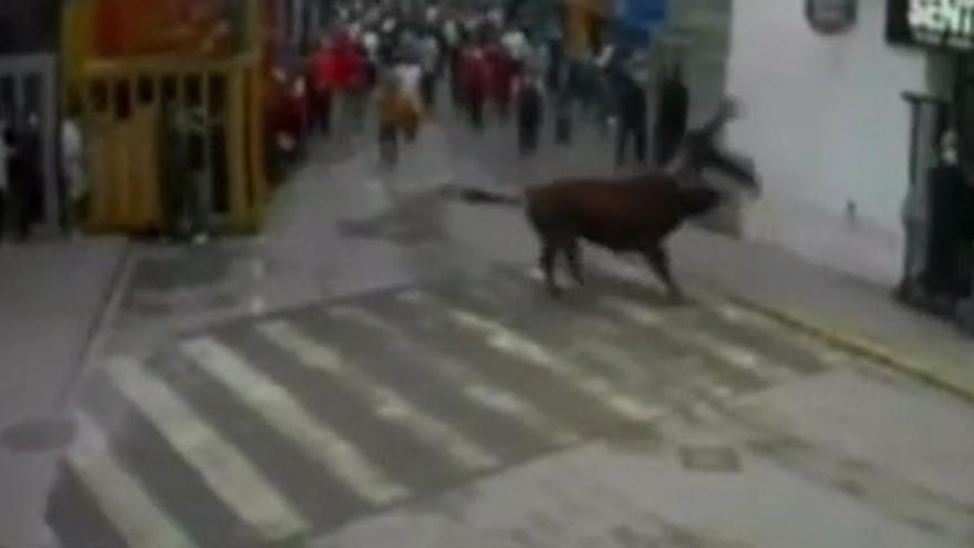 Muere el hombre de la Vall herido en la femoral por el segundo toro de la tarde de la Fira d'Onda