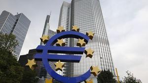El logotipo del euro ante la sede del BCE en Fráncfort