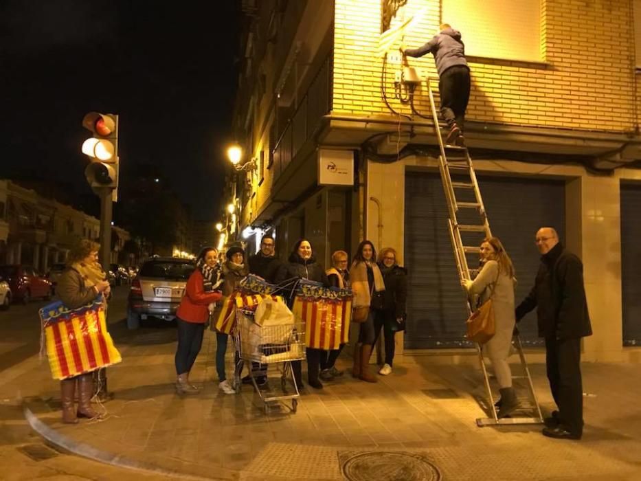 Preparativos: "penjà de banderetes" en Ramiro de Maeztu-Leones.