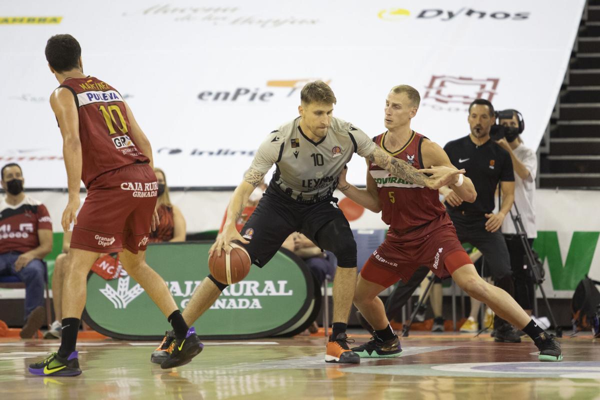 Partido entre el Fundacion CB Granada y Leyma Coruña de los playoff de ascenso a ACB 2020/21. Palacio de los Deportes de Granada Miércoles 9 de Junio de 2021. Granada, Andalucía, España. Foto Antonio L Juárez PARTIDO DE BALONCESTO ENTRE EL COVIRAN GRANADA Y EL LEYMA CORUÑA DISPUTADO EN EL PALACIO DE LOS DEPORTES DE GRANADA.. PLAY OFF ASCENSO. ACB.  ELIMINACION.
