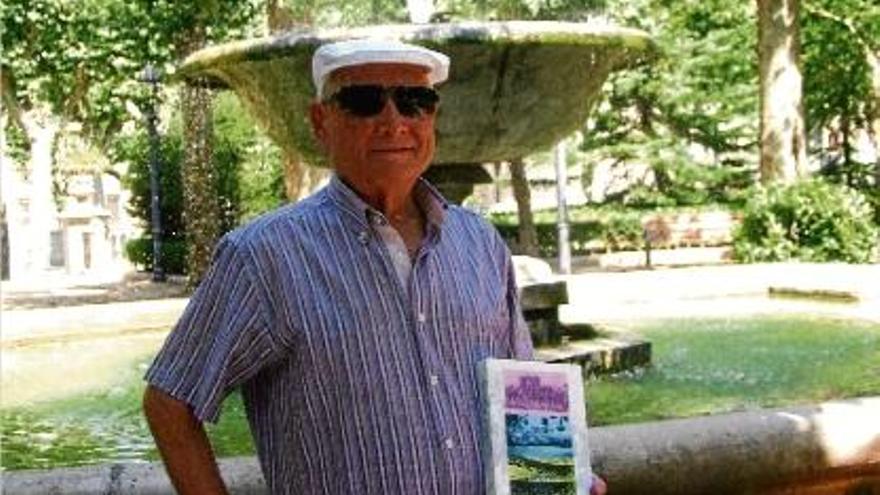 Josep Maria Canals amb el llibre a la mà ahir al costat de la font del parc Vell.