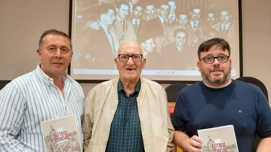 Por la izquierda, Luis García, presidente del Condal Club; José García, «Cuca», uno de los exjugadores más veteranos del equipo, y Antonio Martínez, autor del libro. | L. P.