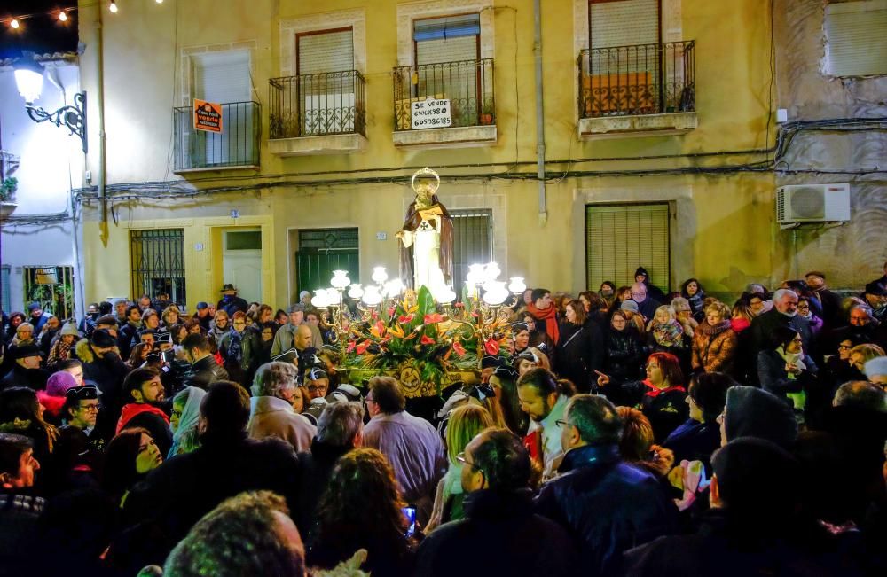 Elda arropa a San Antón pese al frío