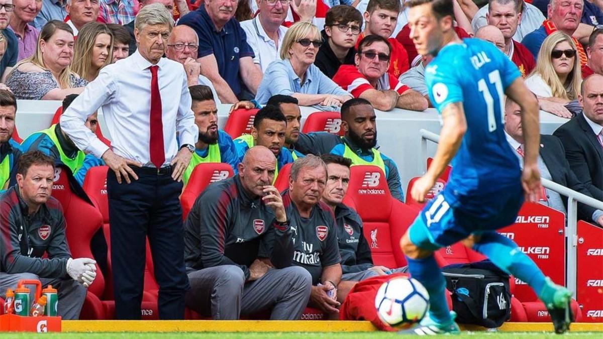 Wenger lamenta que el fútbol se ha convertido &quot;demasiado&quot; en un negocio