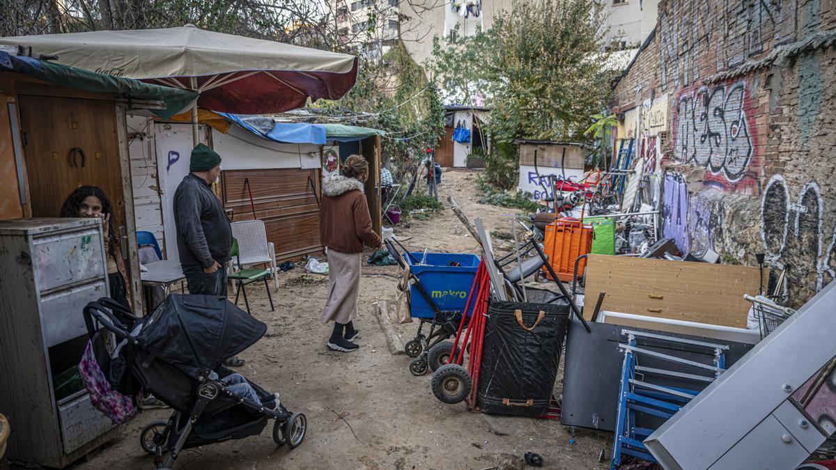 Una gran comunidad de familias gitano-rumanas viven en asentamientos de barracas y locales ocupados del barrio de Vallcarca