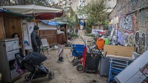 Barcelona 14/12/23 Barcelona. Del reportaje de Ellis (11 años) y sus padres forman parte de la gran comunidad de familias gitano-rumanas que viven en asentamientos de barracas y locales ocupados del barrio de Vallcarca. Fotos de ambiente de famílias en las barracas ubicadas en Vallcarca. AUTOR: MANU MITRU