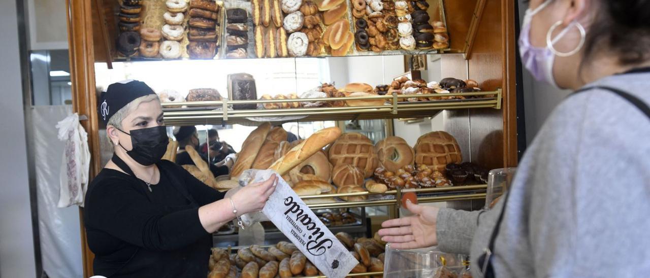 La dependienta de una 
pastelería atiende a una
clienta.  Israel Sánchez  | ISRAEL SÁNCHEZ