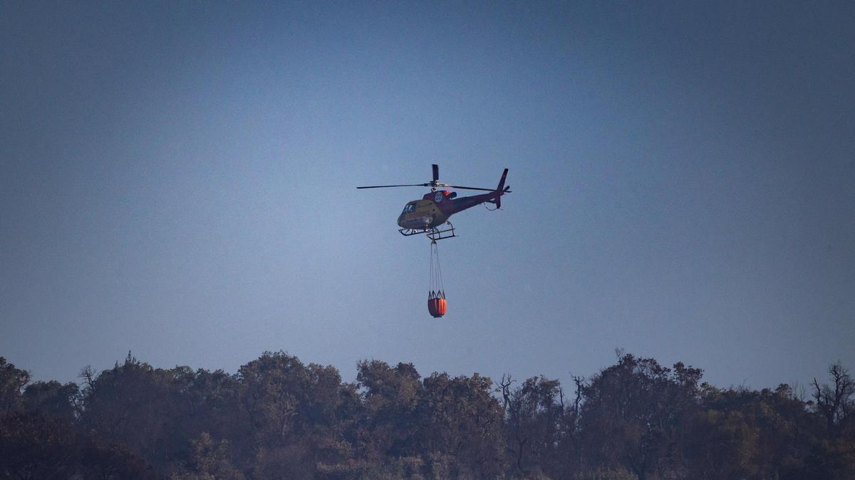 Un helicòpter dels Bombers treballa a l'incendi de la Bisbal d'Empordà.
