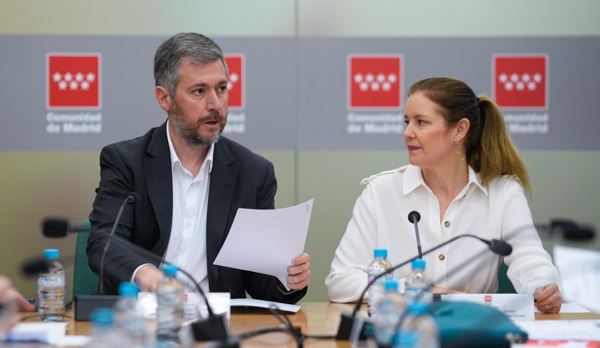 El consejero de Presidencia, Justicia y Administración Local, Miguel Ángel García Martín, y la consejera de Familia, Juventud y Asuntos Sociales, Ana Dávila.