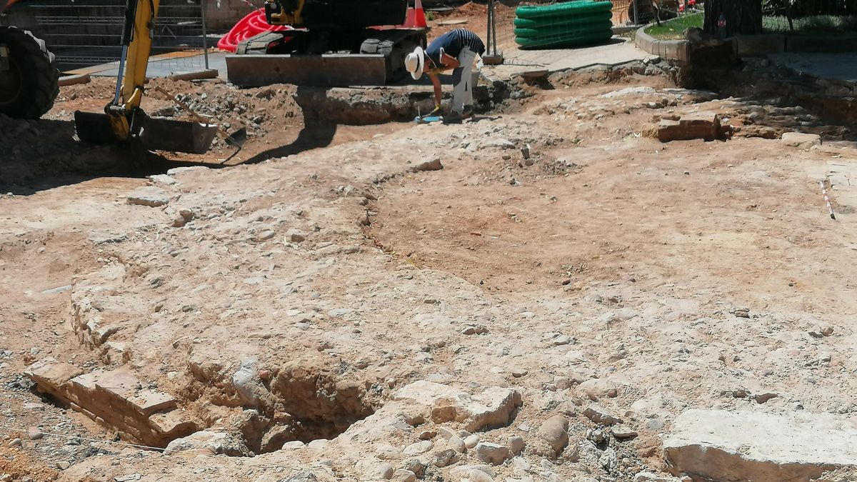 Una arqueóloga trabaja en la excavación que se lleva a cabo en la zona de la plaza en la que se han hallado los restos de la iglesia.