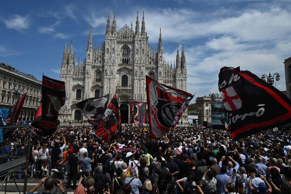 Milan (Italy), 14/06/2023.- ’Curva Sud’, the supporters of AC Milan soccer club are gathere for the state funeral for Italy’s former Prime Minister and media mogul Silvio Berlusconi, in Milan, Italy, 14 June 2023. Silvio Berlusconi died at the age of 86 on 12 June 2023 at Milan’s San Raffaele hospital. The Italian media tycoon and Forza Italia (FI) party founder, dubbed as ’Il Cavaliere’ (The Knight), served as prime minister of Italy in four governments. The Italian government has declared 14 June 2023 a national day of mourning. (Italia) EFE/EPA/CIRO FUSCO