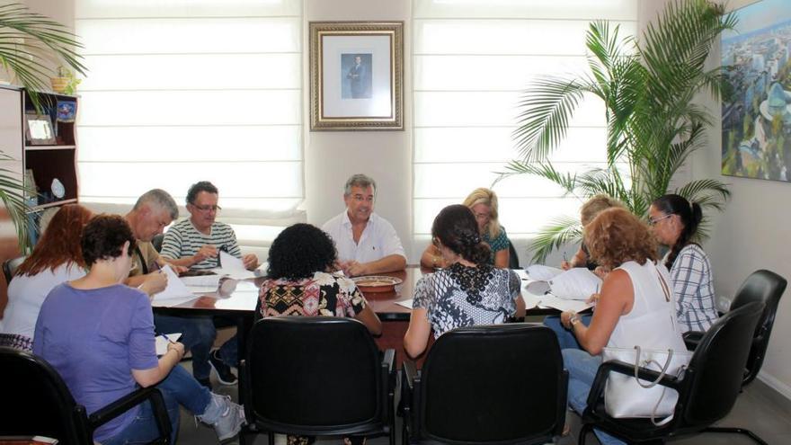 Firma de contratos temporales en el Ayuntamiento de Estepona.