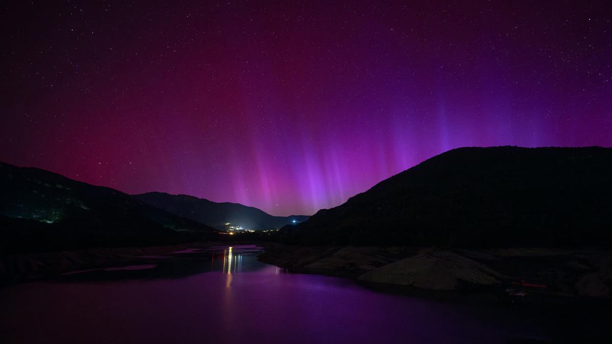 Aurora boreal des del pantà de la Baells