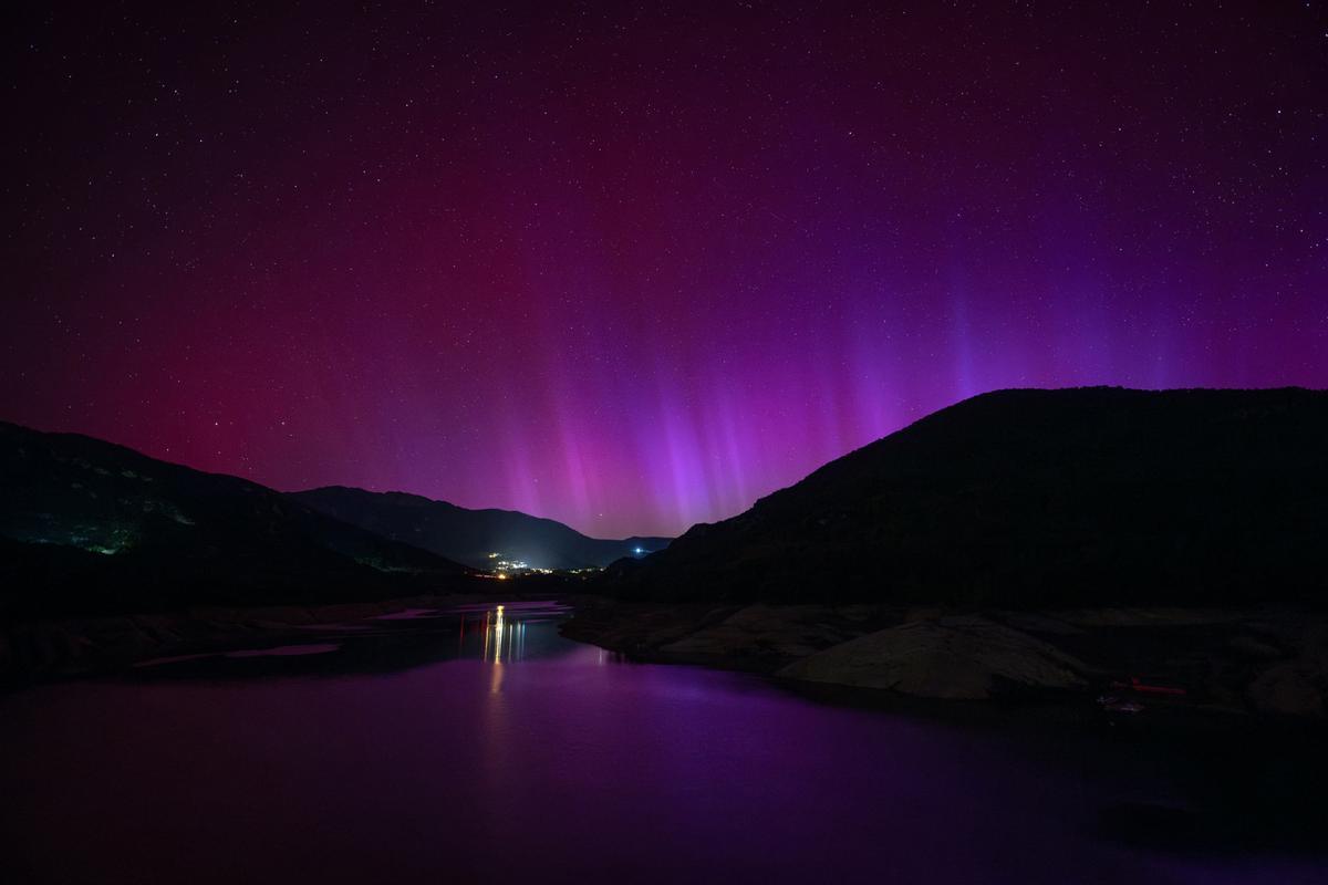 Aurora boreal desde el pantano de La Baells, em Barcelona