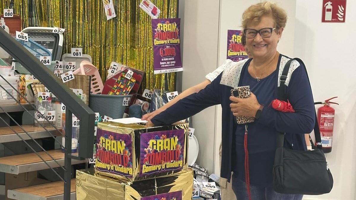 Una de las ganadoras de la tómbola