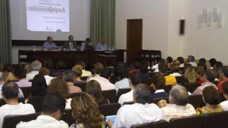 Un momento de la reunión presidida por las autoridades sanitarias y educativas de la provincia