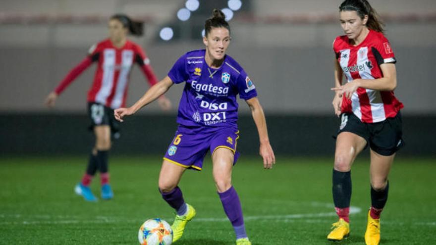 Eva Llamas controla el balón, durante el choque de ayer.