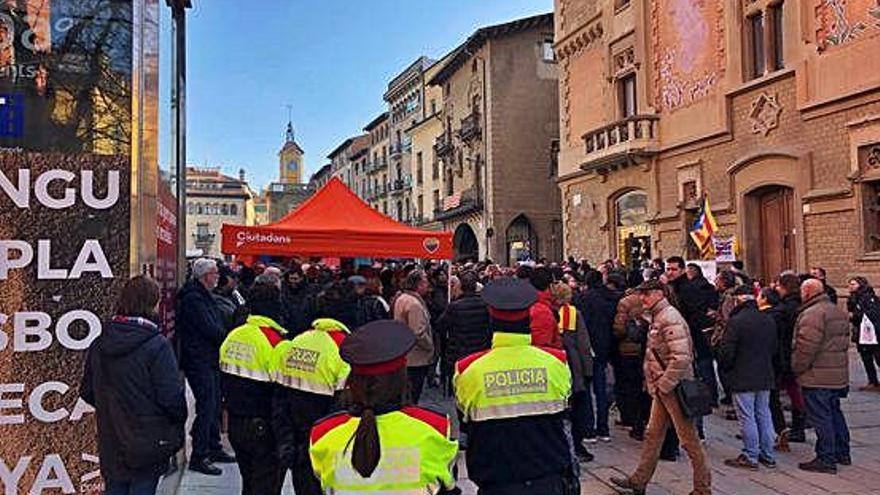 Mossos d&#039;Esquadra observant la carpa de Ciutadans, envoltada d&#039;independentistes.