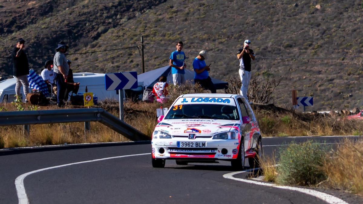 El Peugeot 106 del estradense, durante la carrera canaria.