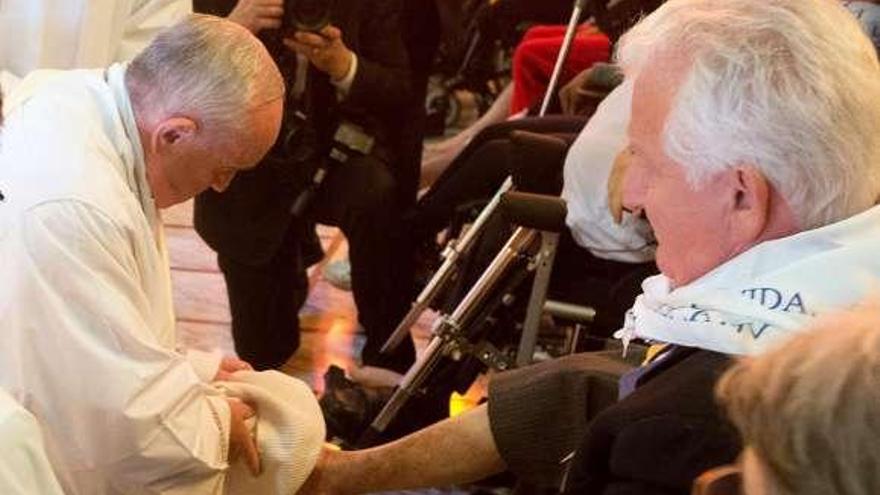 El Papa Francisco lava los pies a un hombre, ayer, en Roma. // Efe