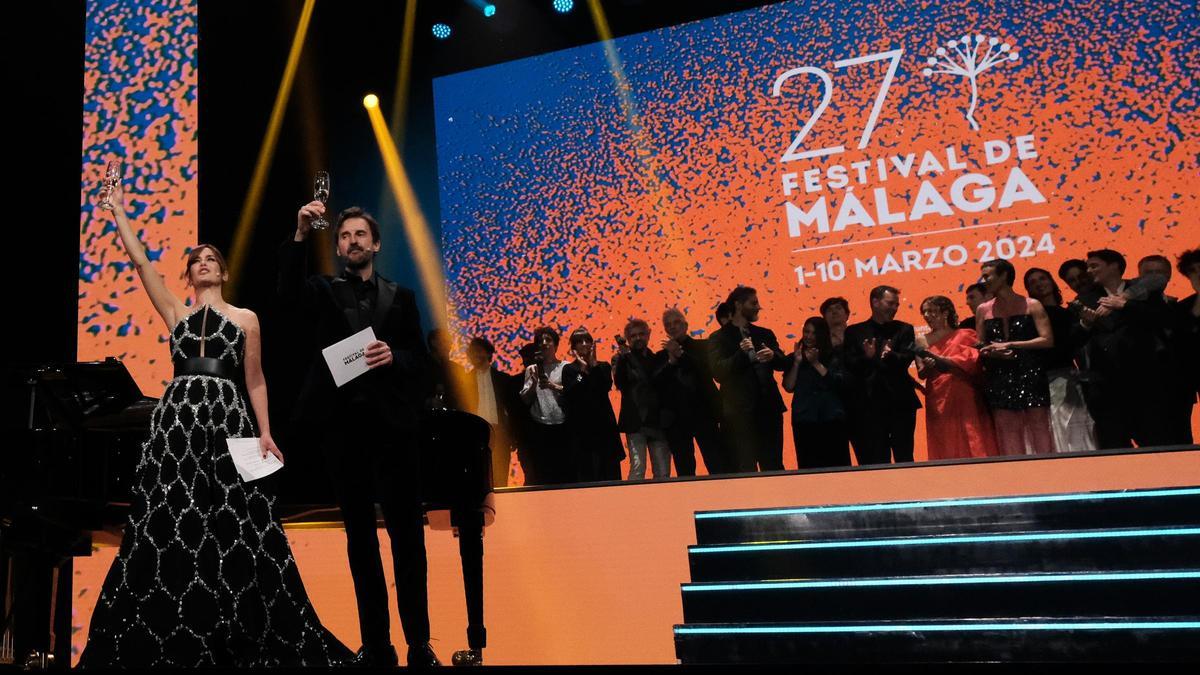 Elena Sánchez y Julián López, brindando al final de la velada, con los ganadores de las Biznagas al fondo.