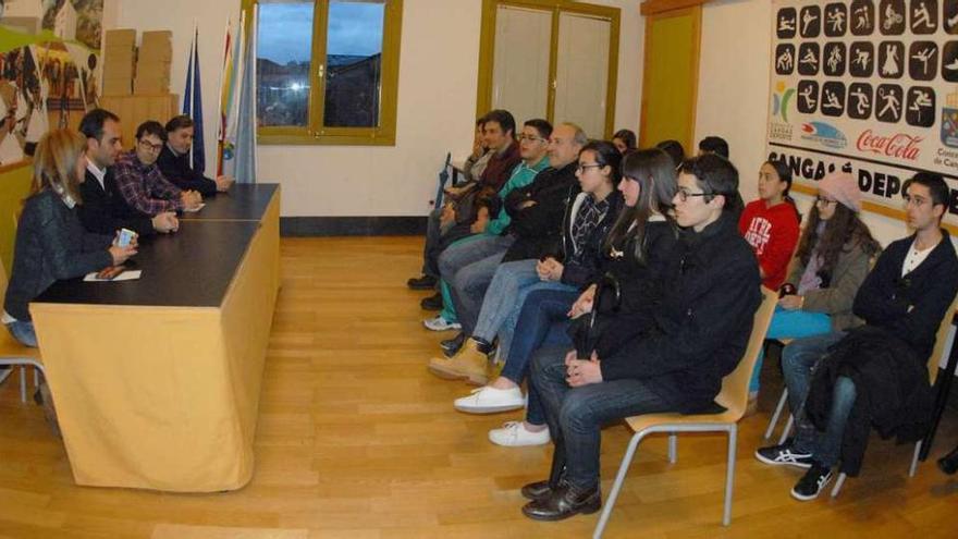 La reunión con los 15 &quot;corresponsales&quot; se celebró ayer por la tarde en la Casa da Xuventude. // G. Núñez