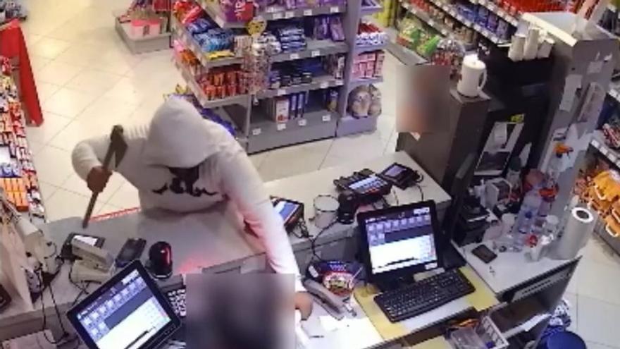 Amenaza a la empleada de una gasolinera en Ibiza con un hacha y se lleva el dinero de la caja registradora