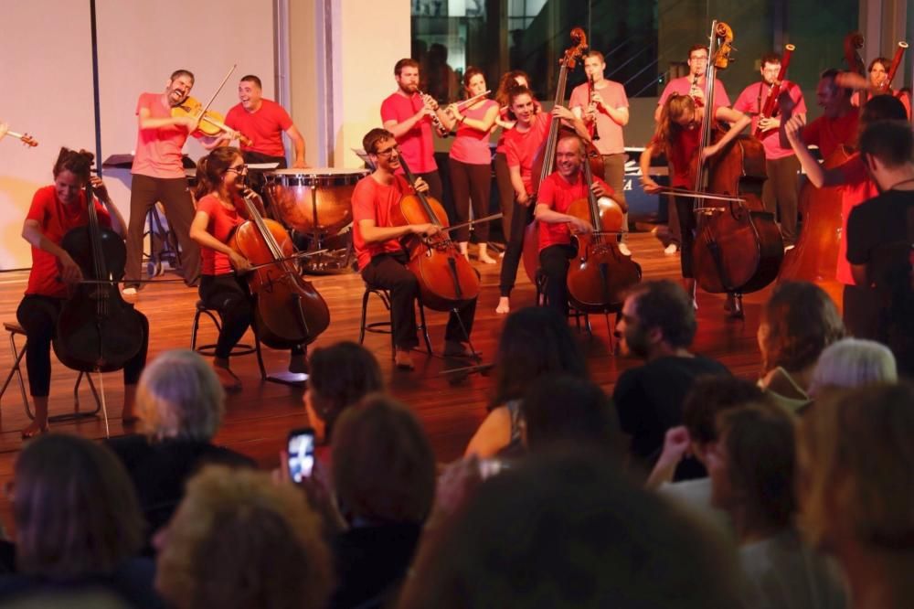 Los músicos de la Ensemble Galería interpretan la quinta Sinfonía de memoria en  un espectáculo integral.