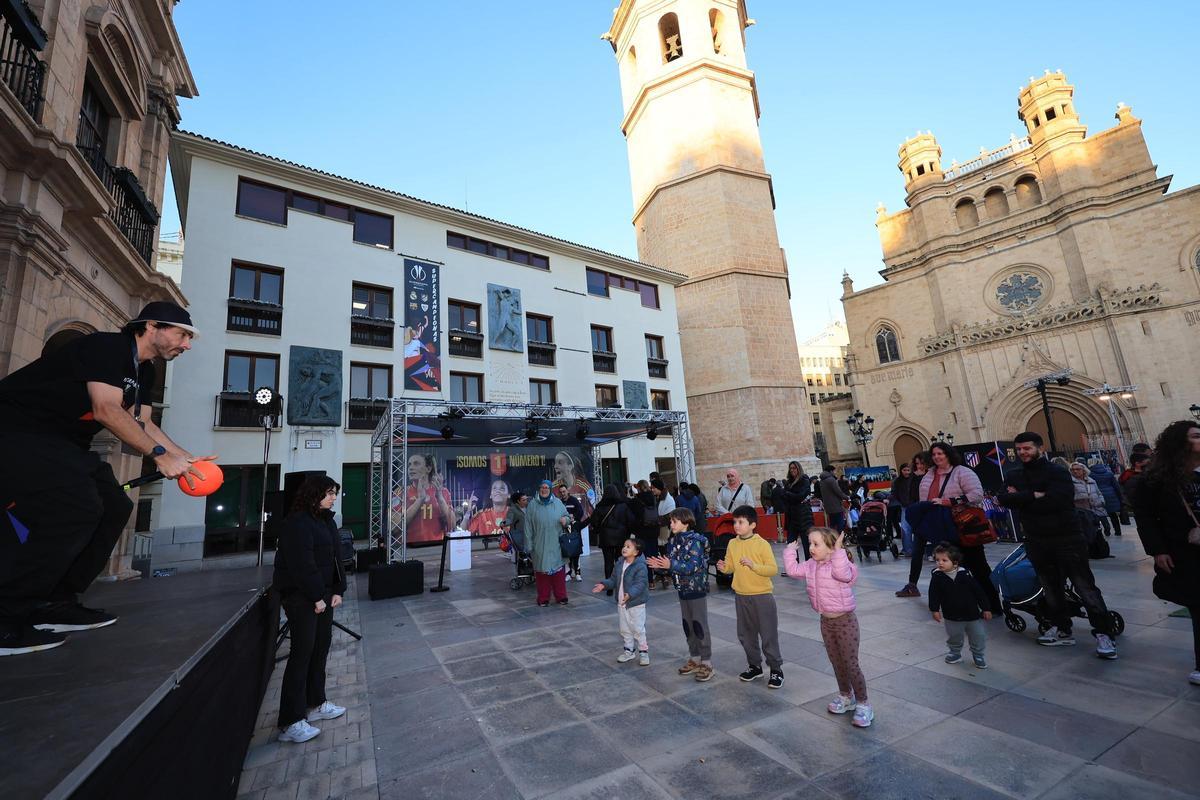 Galería | La final de la Supercopa ya se siente en la Fan Zone de la Plaza Mayor de Castelló