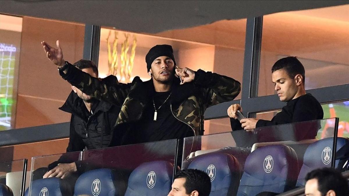 Ben Arfa, al lado de Neymar en uno de los palcos del Parc des Princes