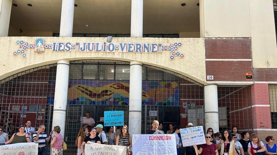 Vecinos de Pino Montano claman contra la eliminación de la FP para alumnos de educación especial: "Priva de oportunidades a niños del barrio y de toda Andalucía"