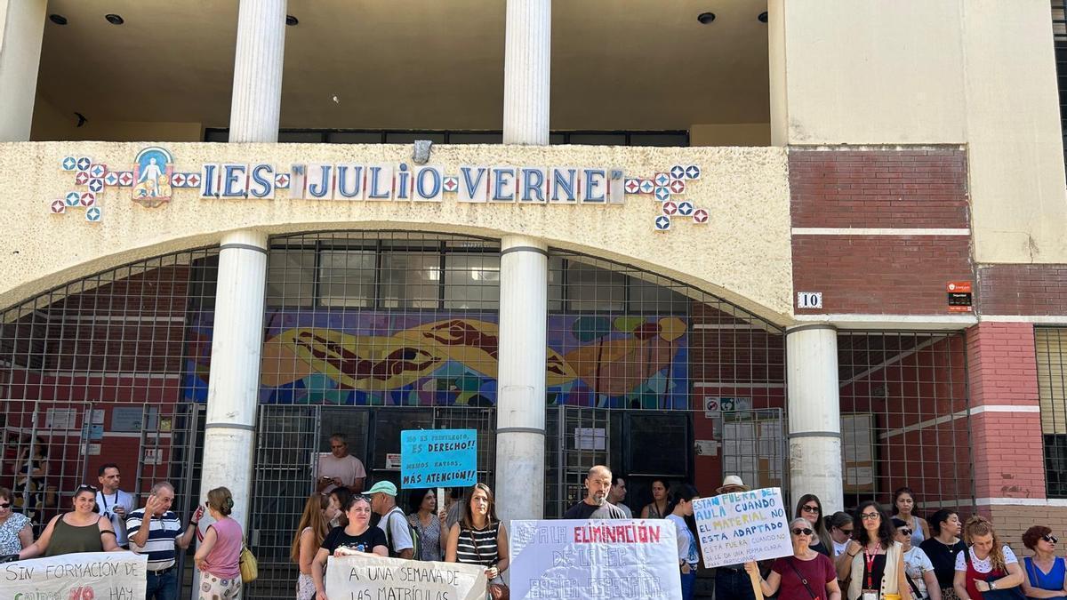 Manifestación de vecinos, padres y profesores a las puertas del I. E. S. Julio Verne en Pino Montano