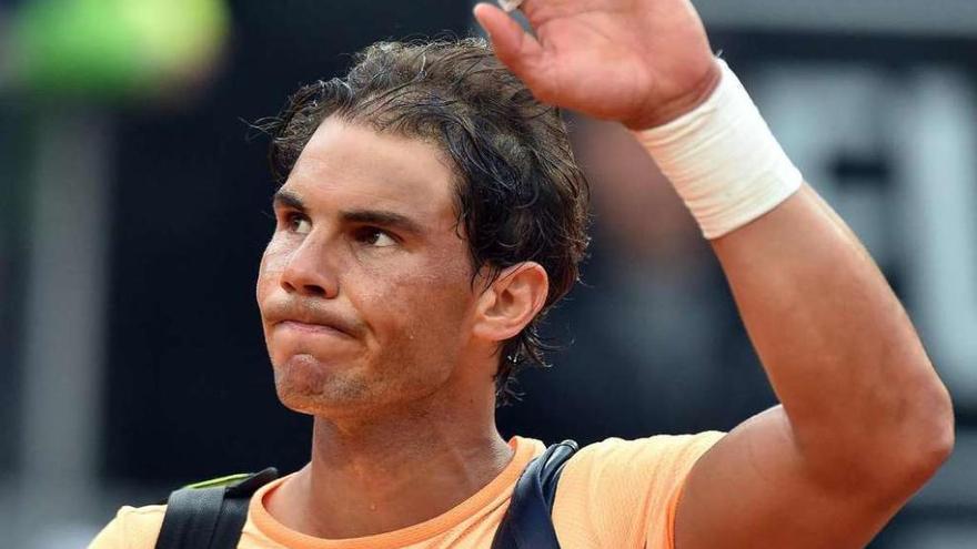 Rafa Nadal saluda al público tras su derrota ante Novak Djokovic.