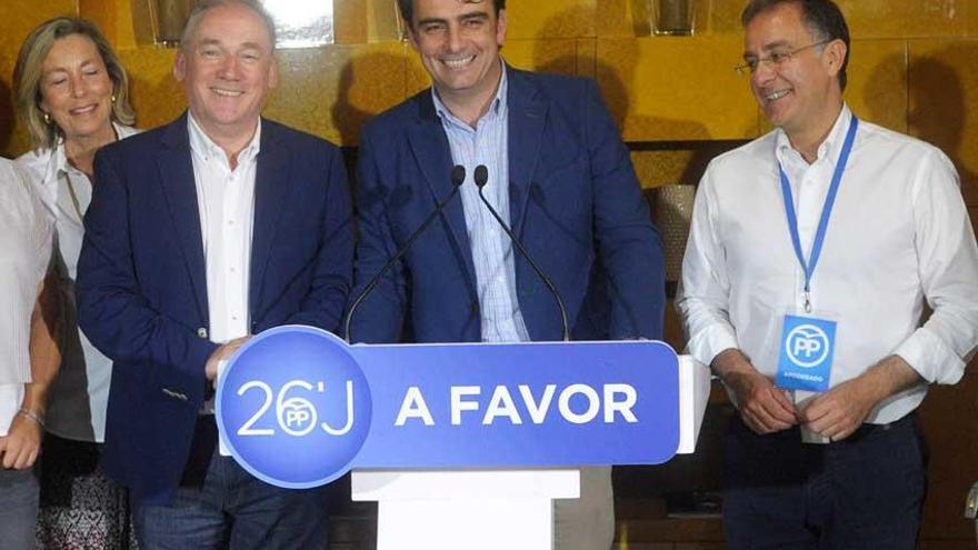 El número unno del PP coruñés, Miguel Lorenzo, junto al presidente providencial, Diego Calvo.