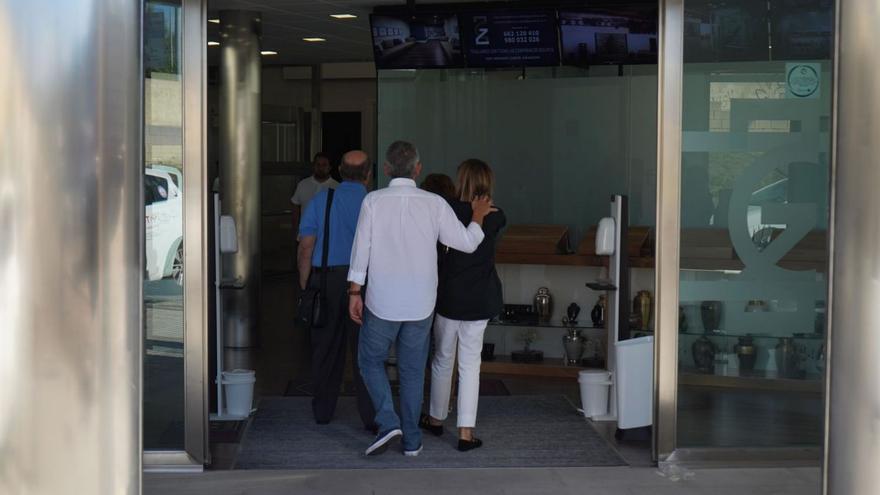 Personas a las puertas del tanatorio donde se veló el cuerpo de Ricardo Flecha.