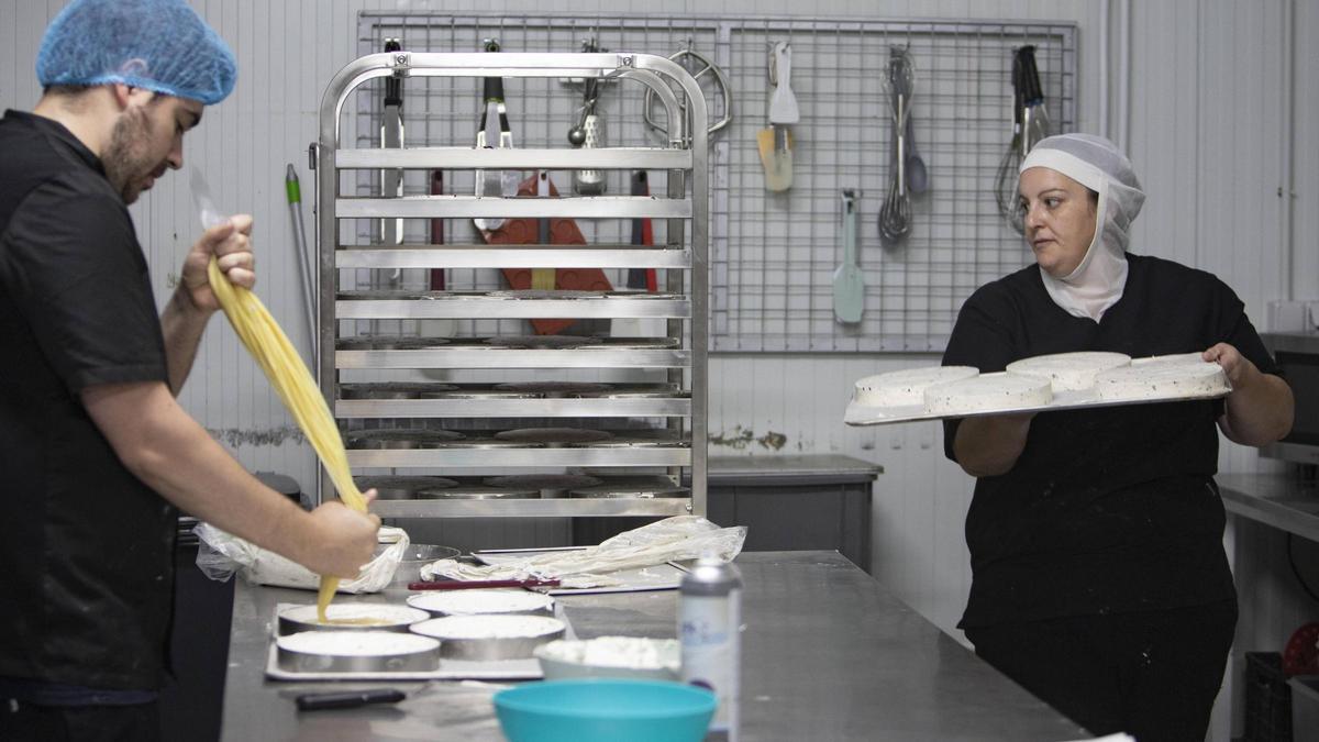 Dos empleados de Pepina Pastel, durante la elaboración de algunas de sus tartas más demandadas.