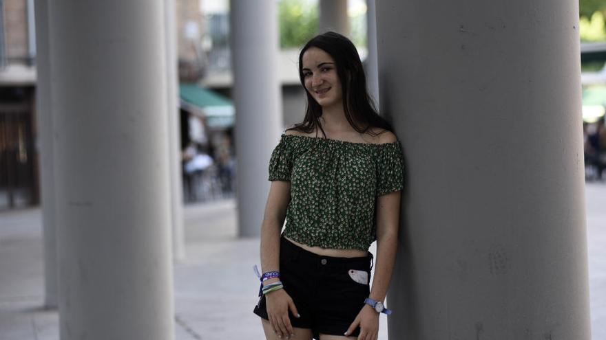 Sara Frutos, posa en la plaza de la Universidad de Murcia