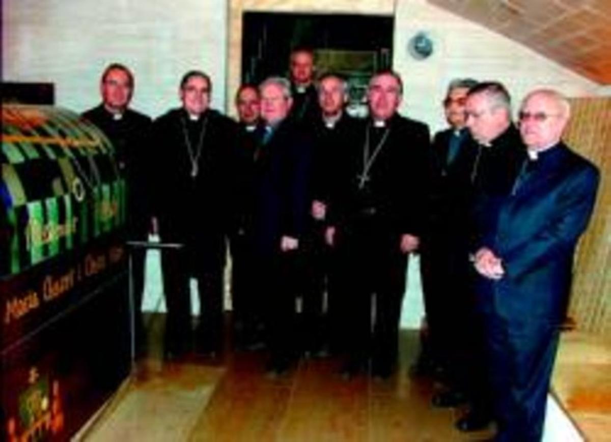 Foto de archivo los 10 obispos catalanes. Agustí Cortés es el segundo des de la izquierda.